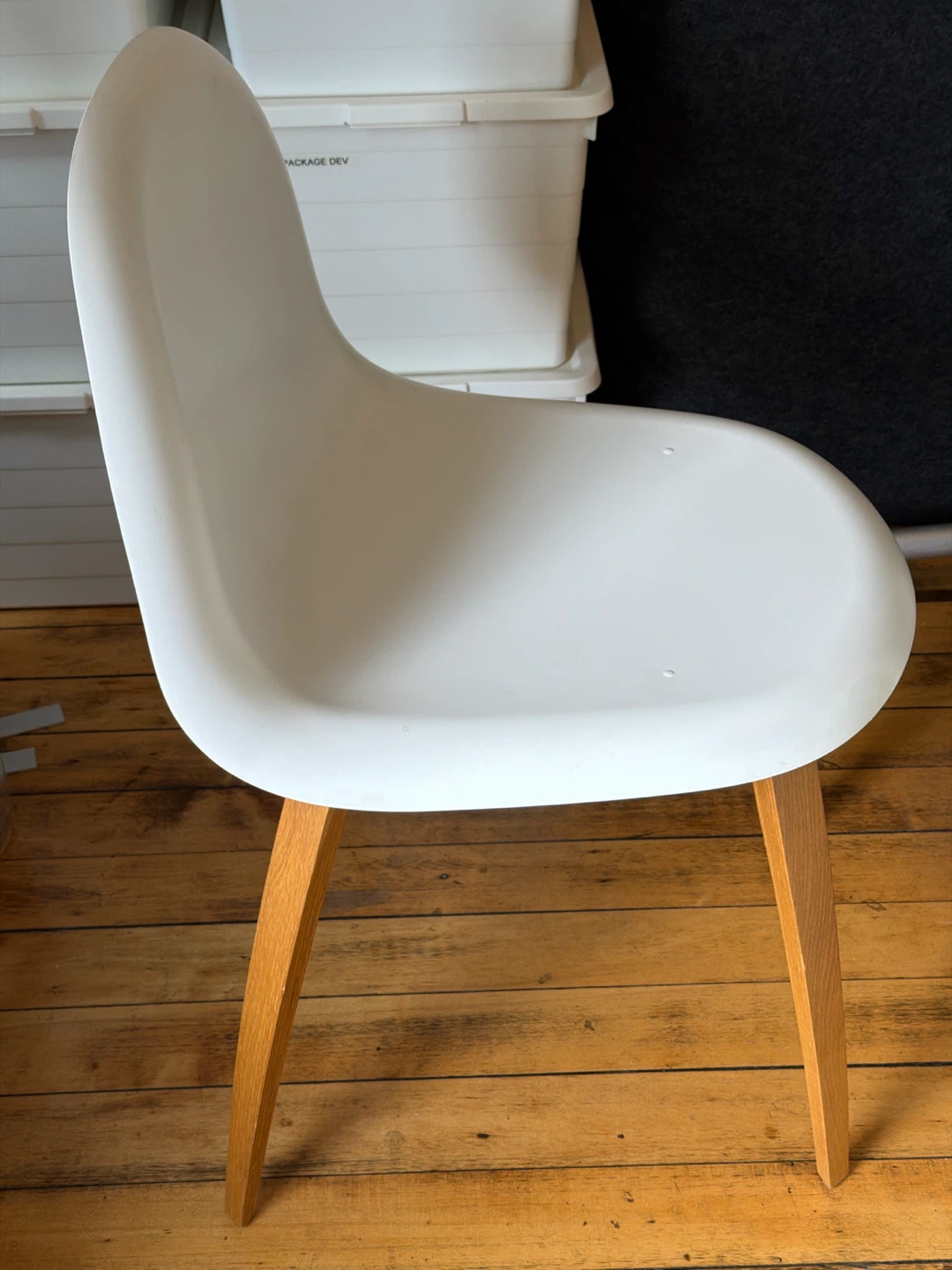 GUBI Hirek Beetle Chair White Oak legs - Great Conditon - photo 3