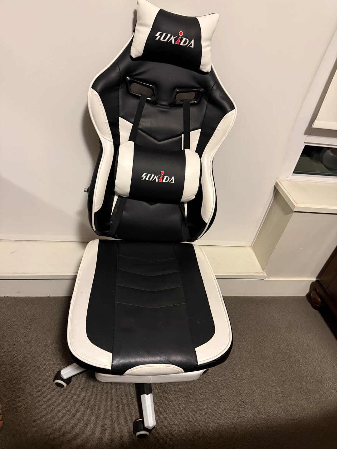 SUKIDA Gaming Chair - Black and White