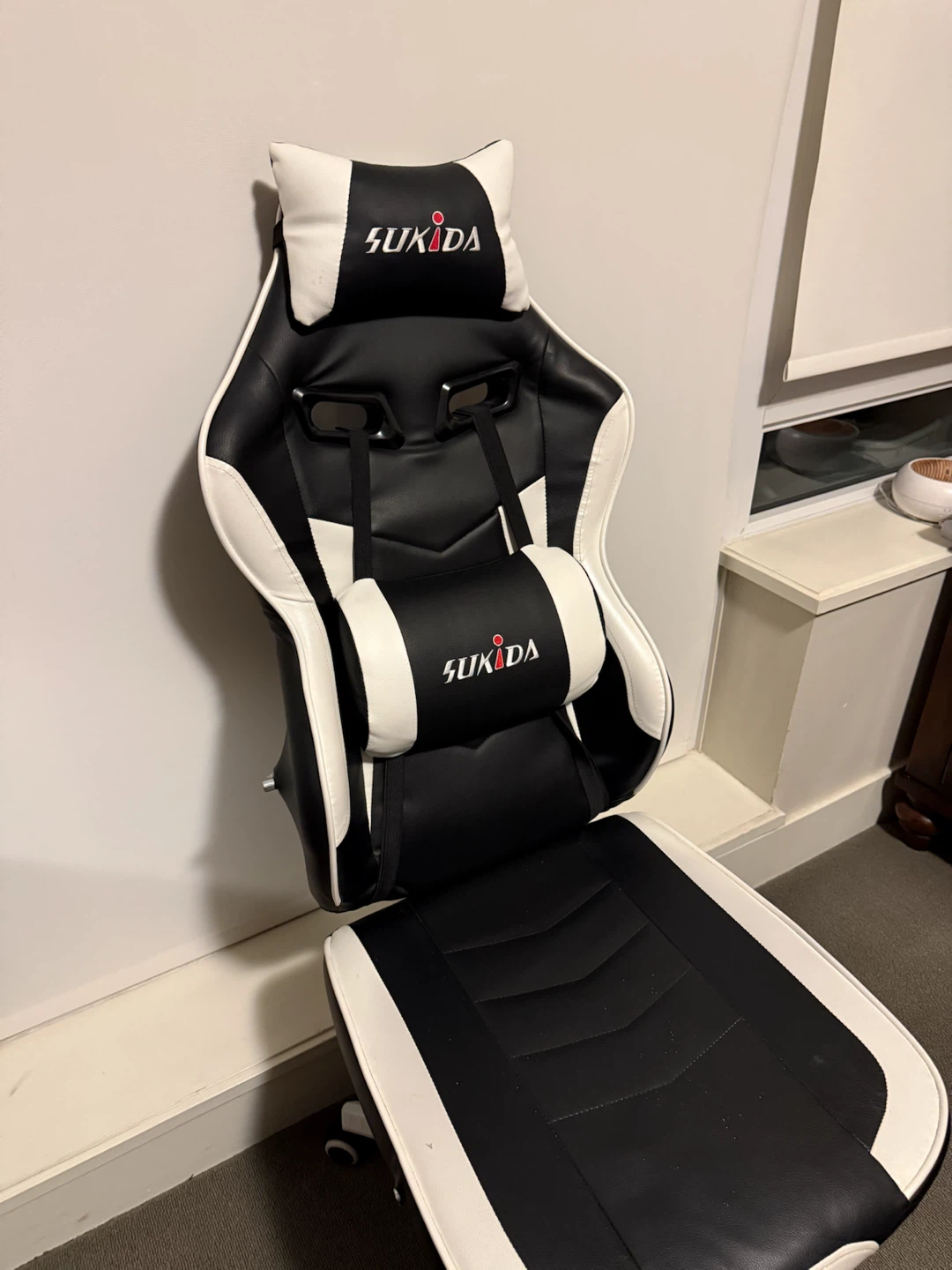SUKIDA Gaming Chair - Black and White - photo 4