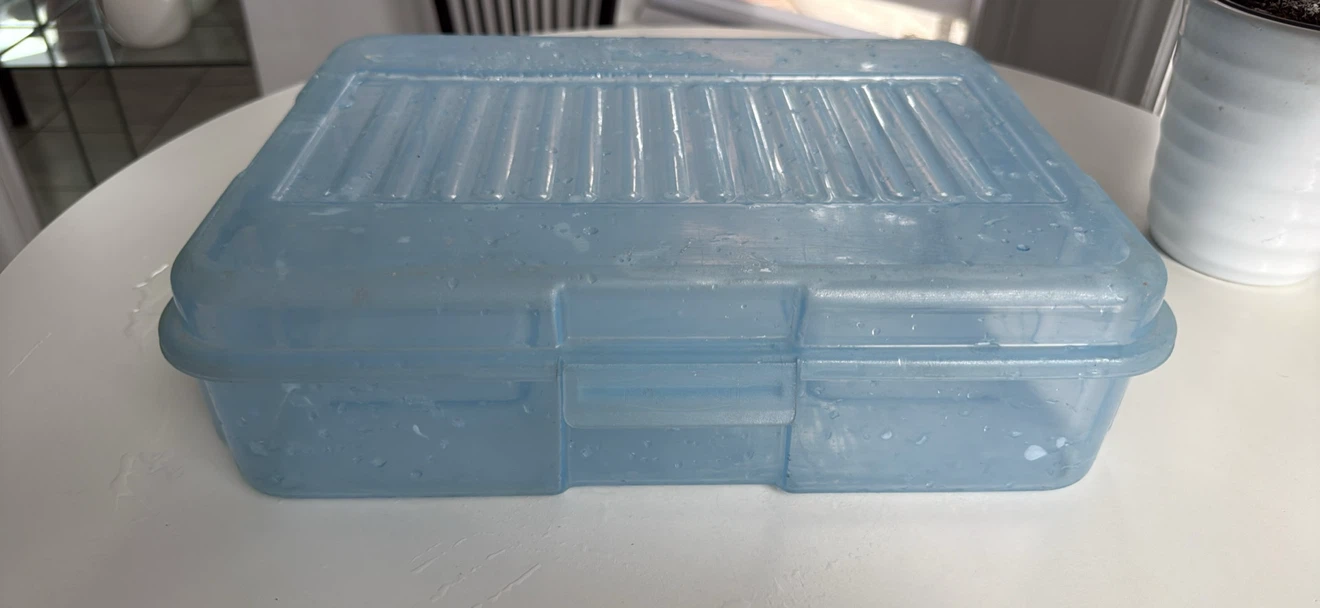 Rubbermaid snap storage container
