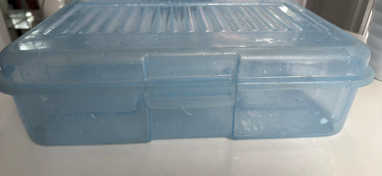 Rubbermaid snap storage container - photo 4