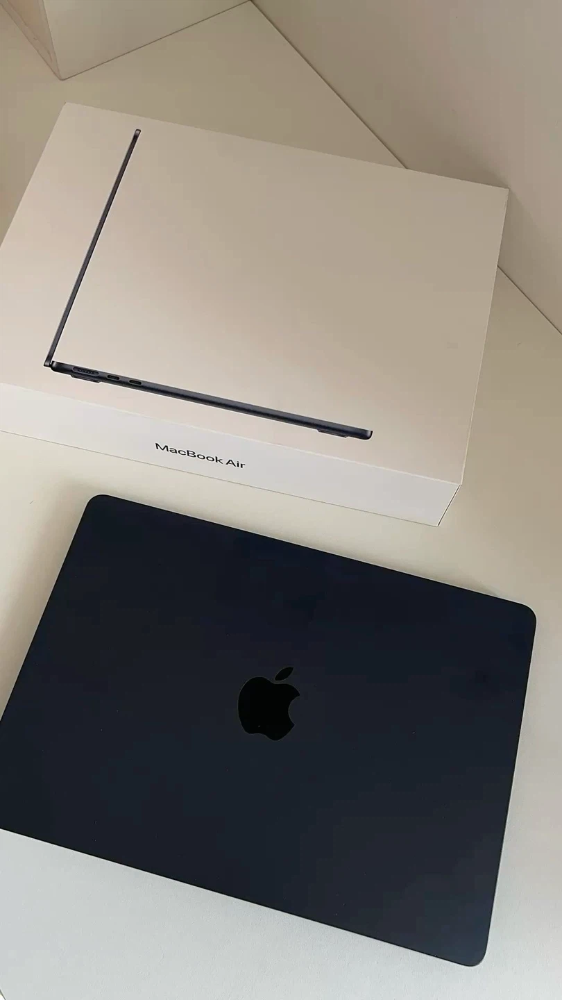 MacBook Air 2025 • M4 Chip • Super Clean & Crazy Fast