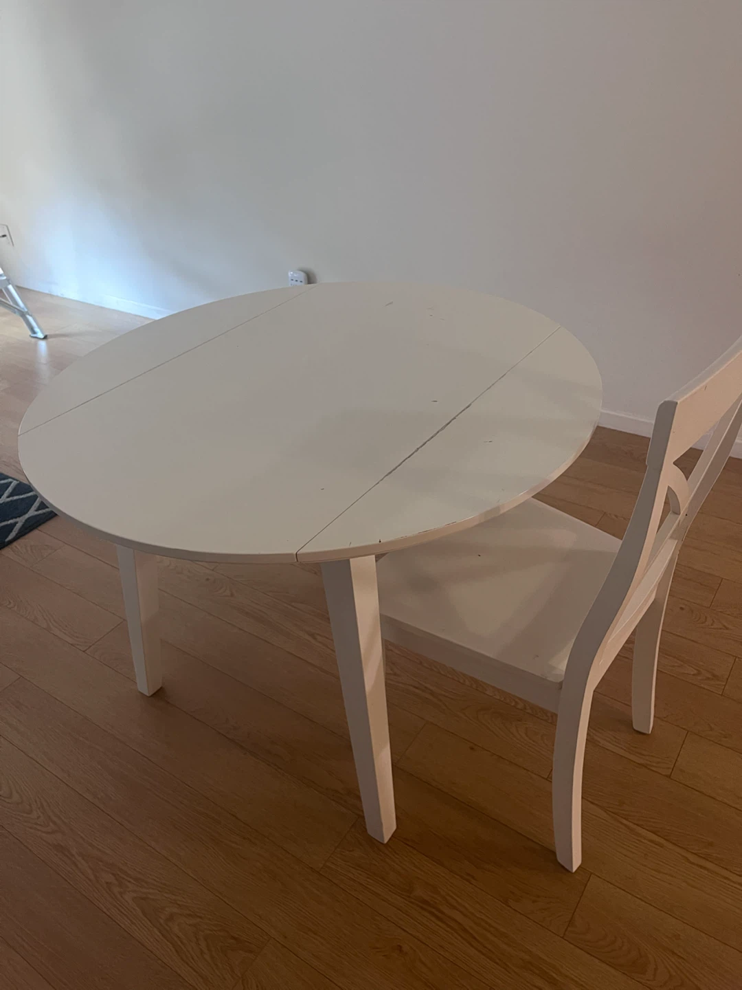 White Drop Leaf Round Dining Table - photo 2