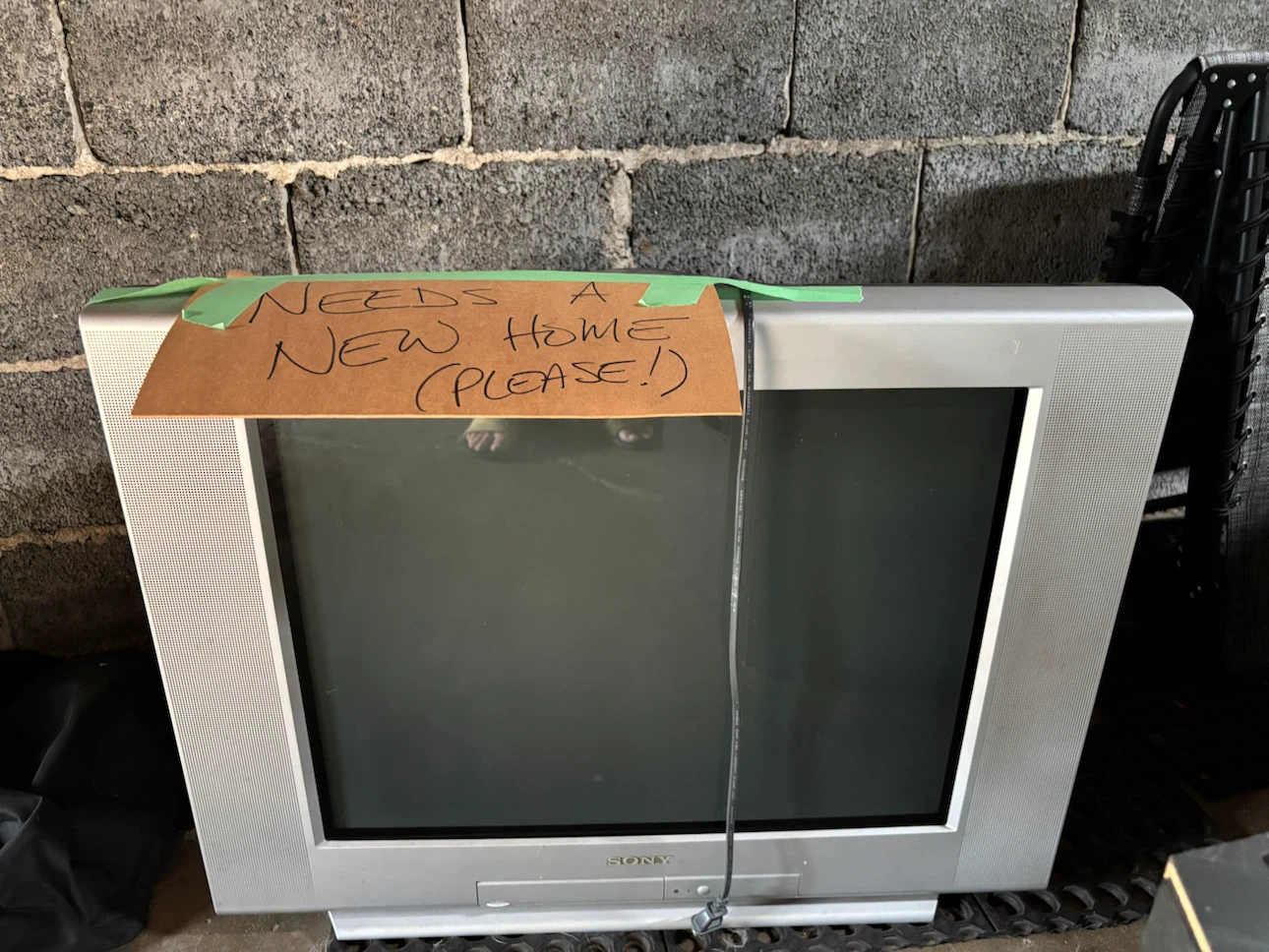Sony Trinitron 27” with stand and remote