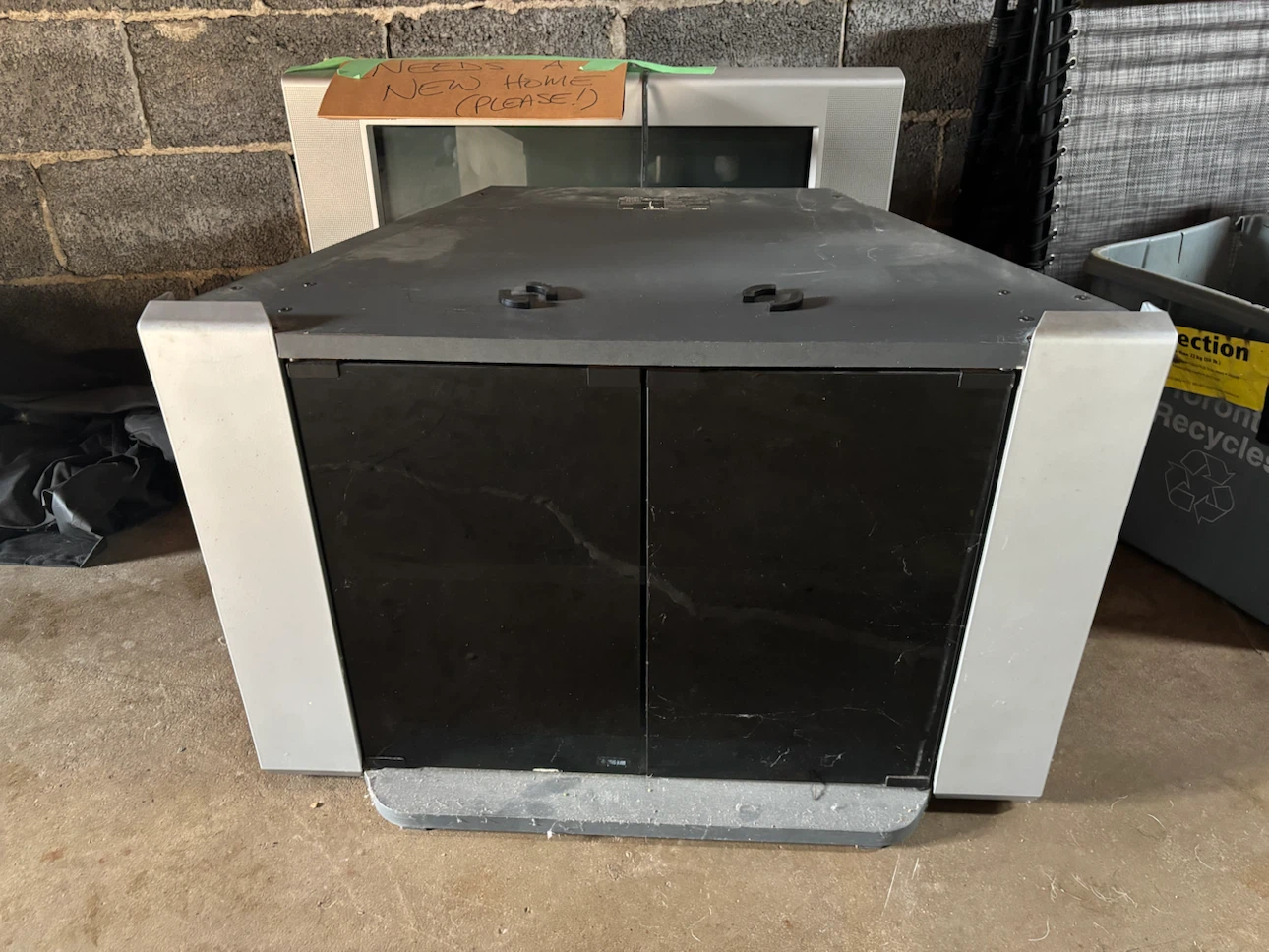 Sony Trinitron 27” with stand and remote - photo 3