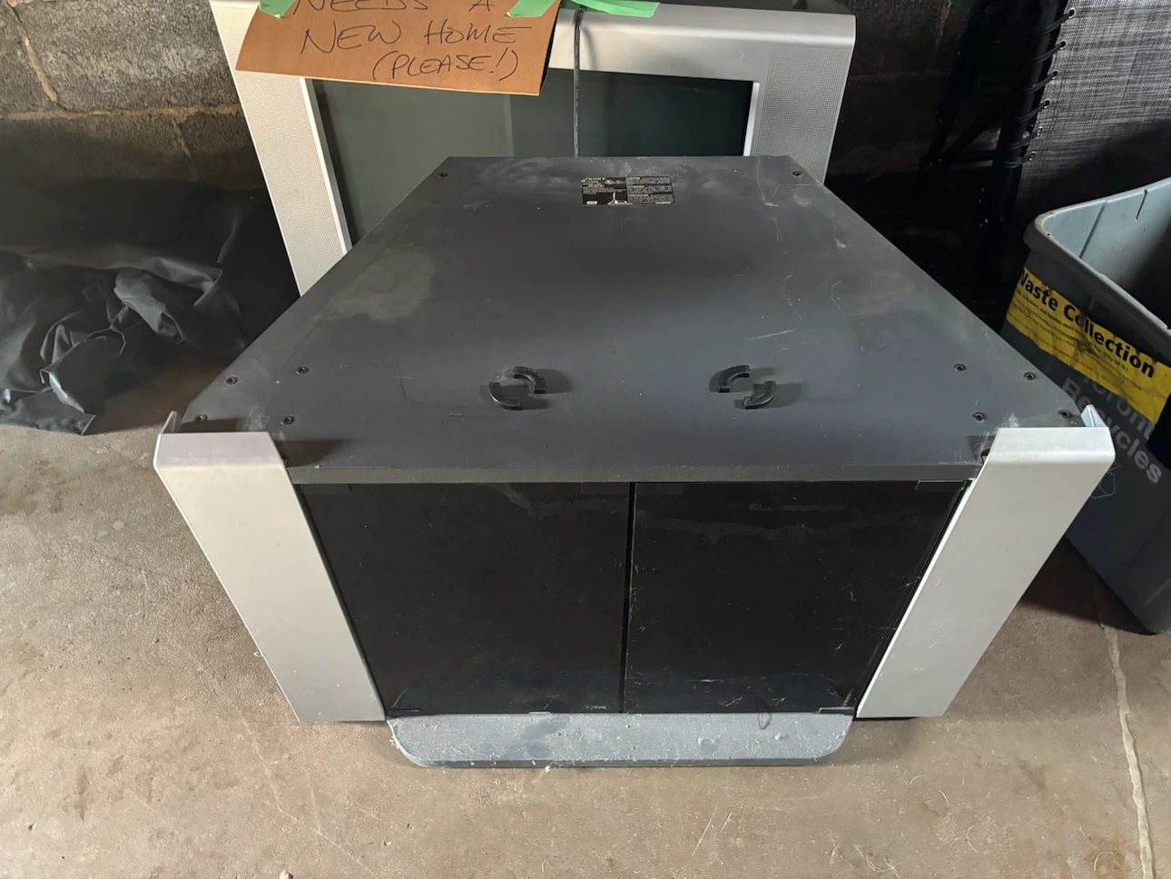 Sony Trinitron 27” with stand and remote - photo 4