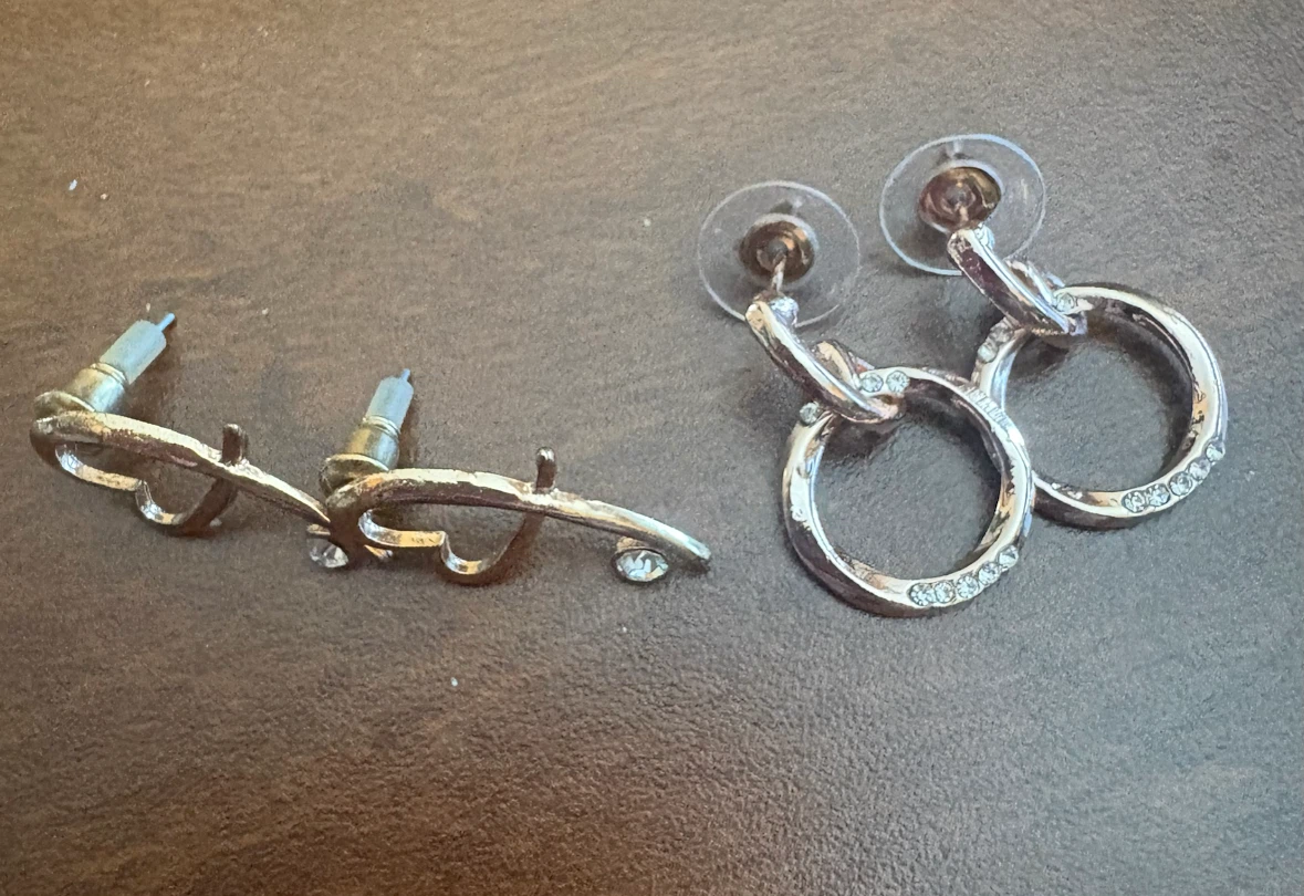 13 pairs of Earrings with Heart shaped box (New) (Free) - photo 2