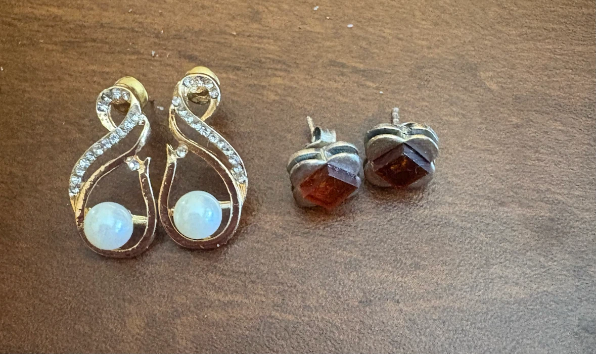 13 pairs of Earrings with Heart shaped box (New) (Free) - photo 5