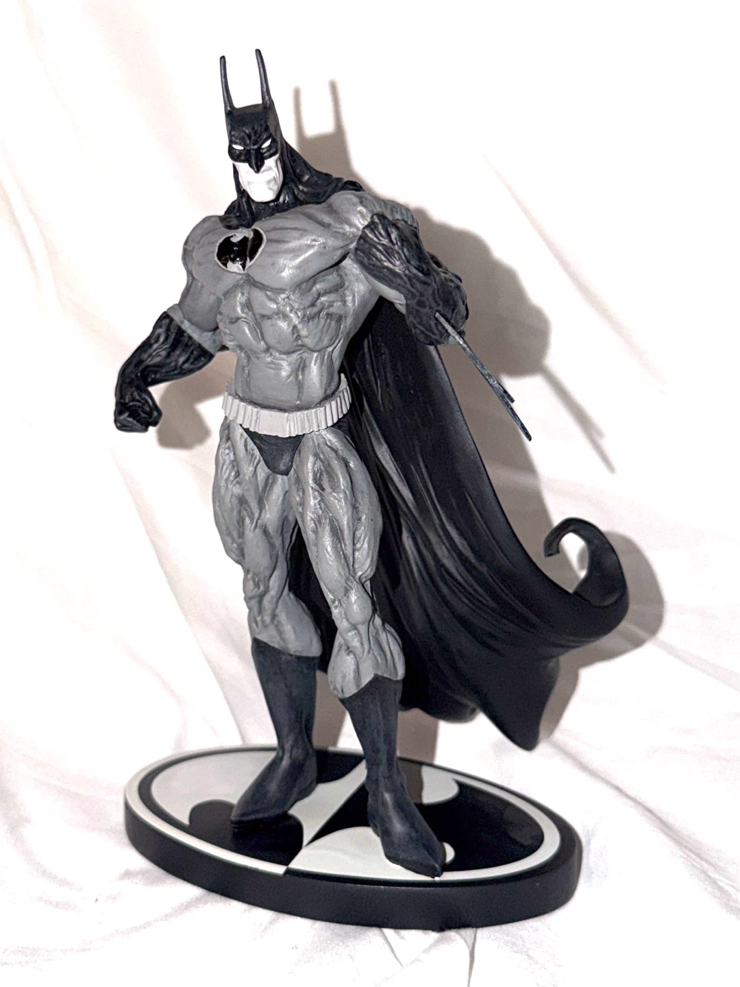 DC Collectibles Batman Black and White Statue by Simon Bisley - photo 2