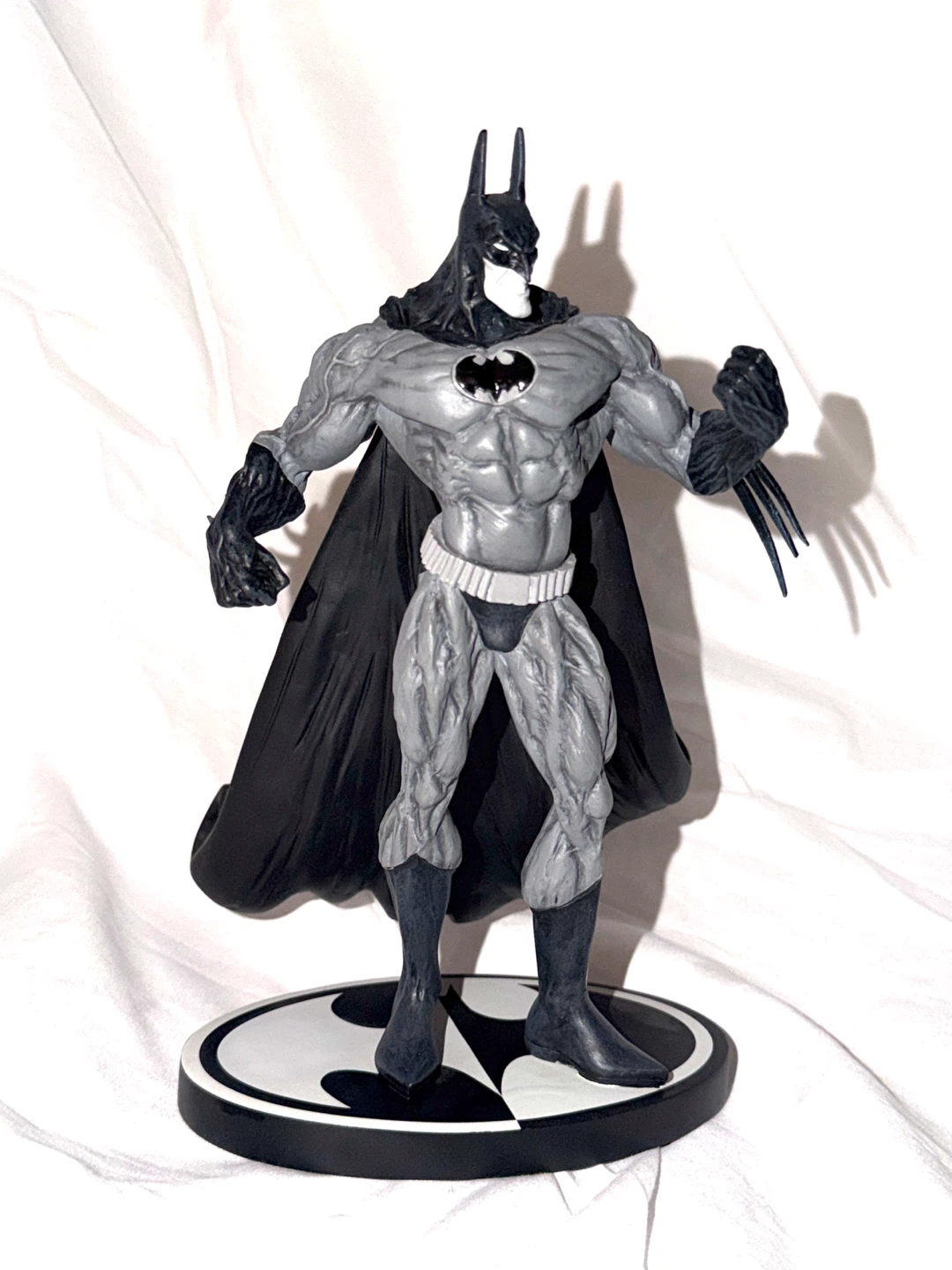 DC Collectibles Batman Black and White Statue by Simon Bisley - photo 3