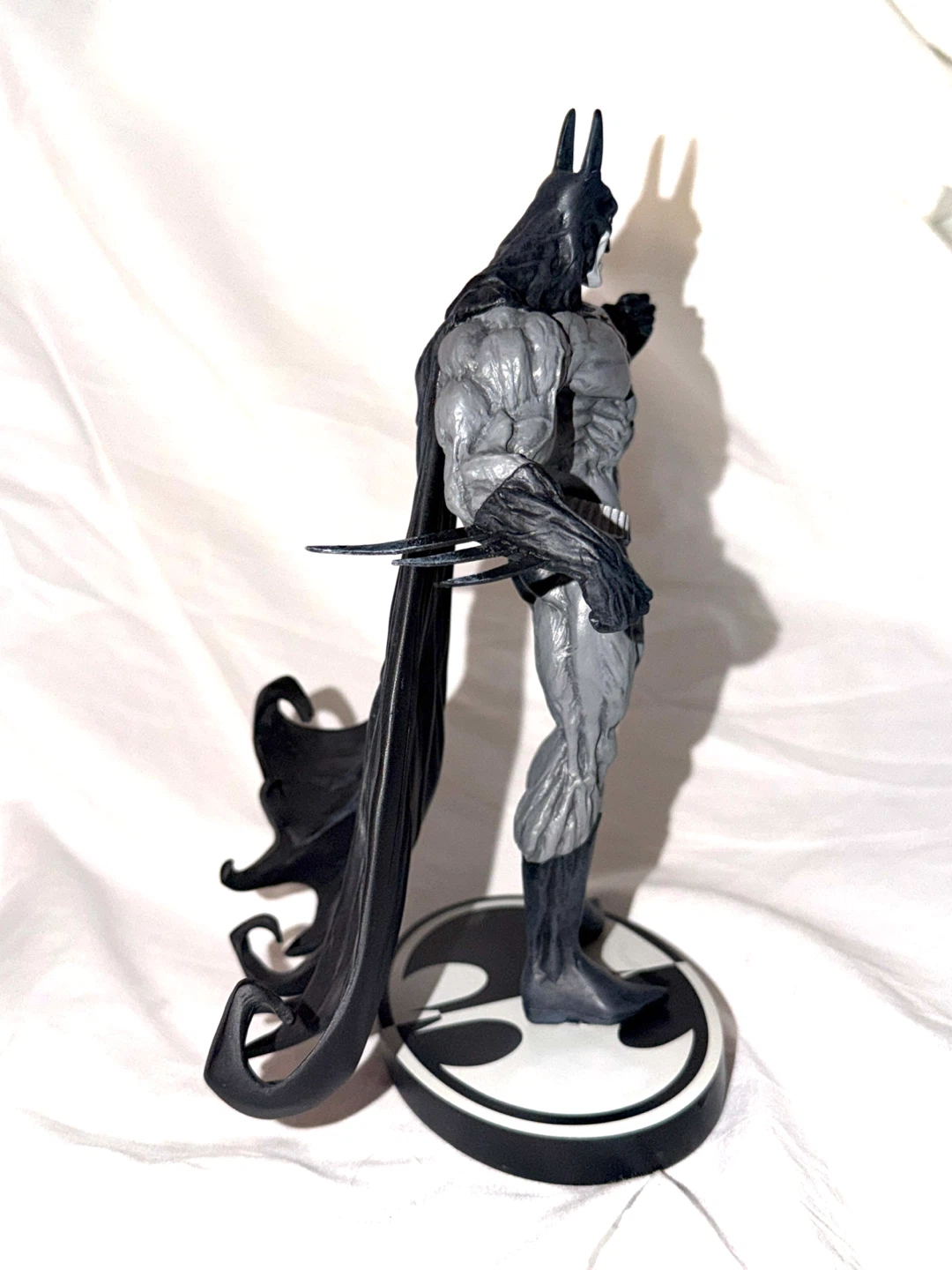 DC Collectibles Batman Black and White Statue by Simon Bisley - photo 4