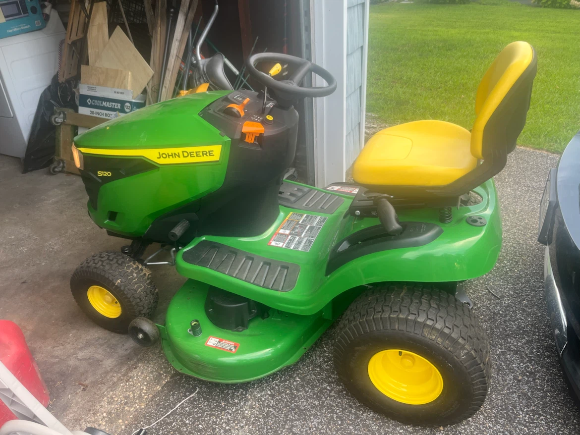 John Deere S120 Riding Lawn Mower with mulch cover