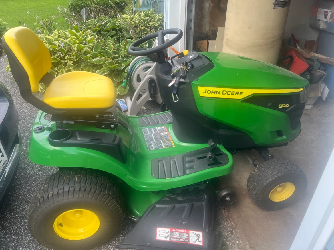 John Deere S120 Riding Lawn Mower with mulch cover - photo 2