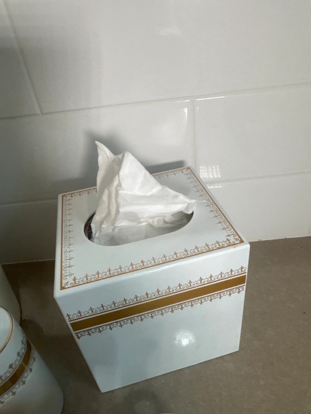White and Gold Bathroom Accessories Set - photo 4