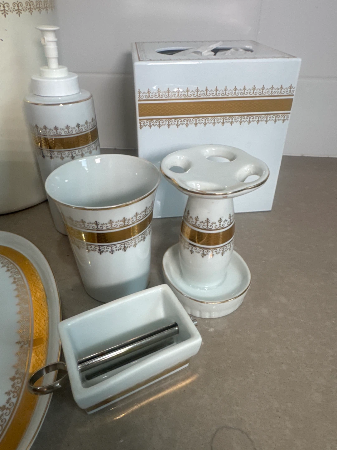 White and Gold Bathroom Accessories Set - photo 3