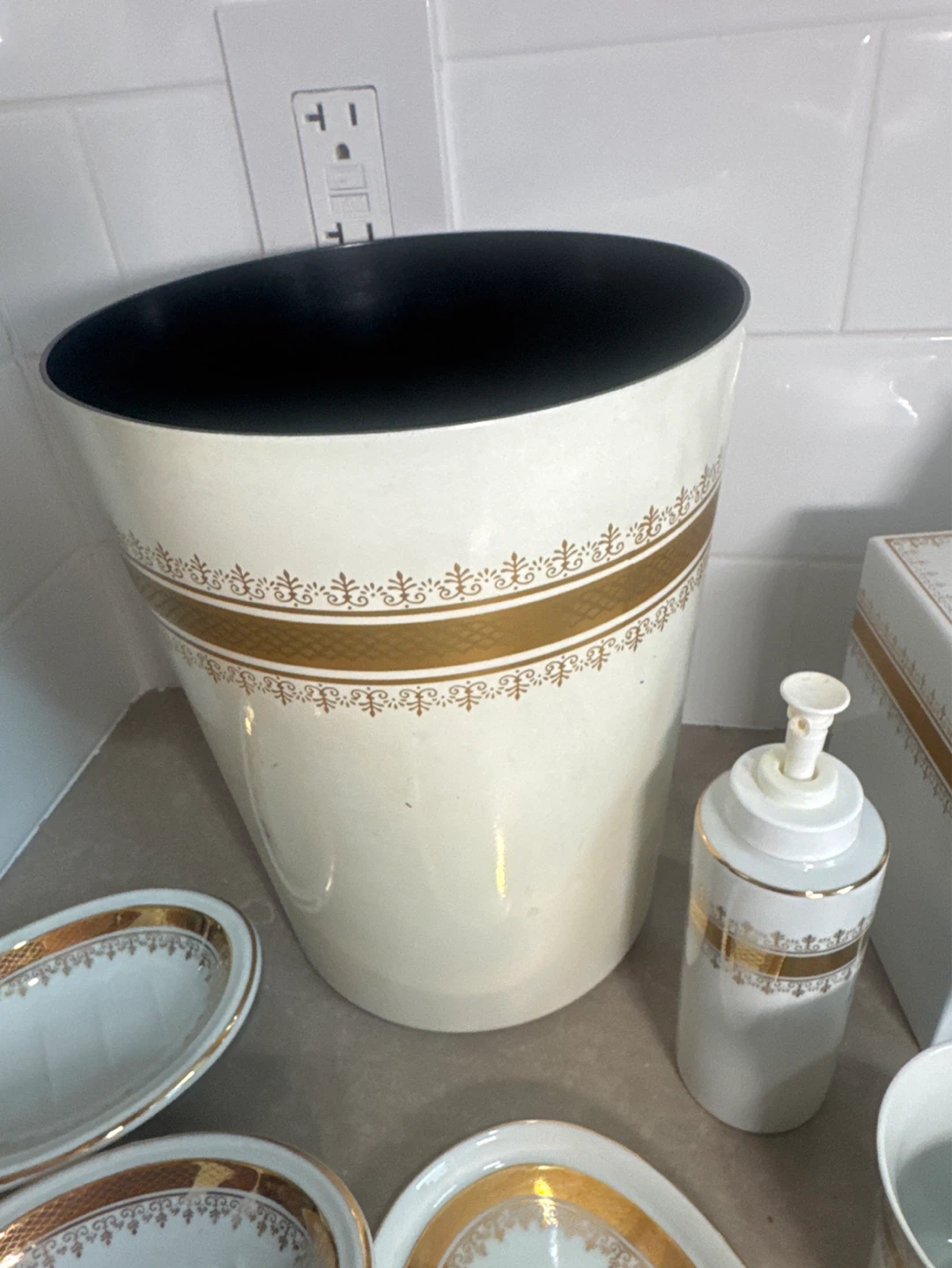 White and Gold Bathroom Accessories Set - photo 5