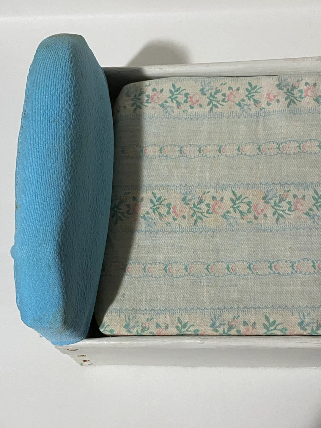 Doll Bed with Floral Bedding - photo 2