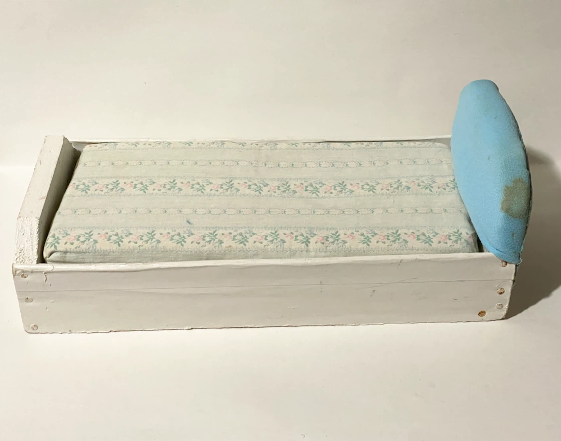 Doll Bed with Floral Bedding - photo 4