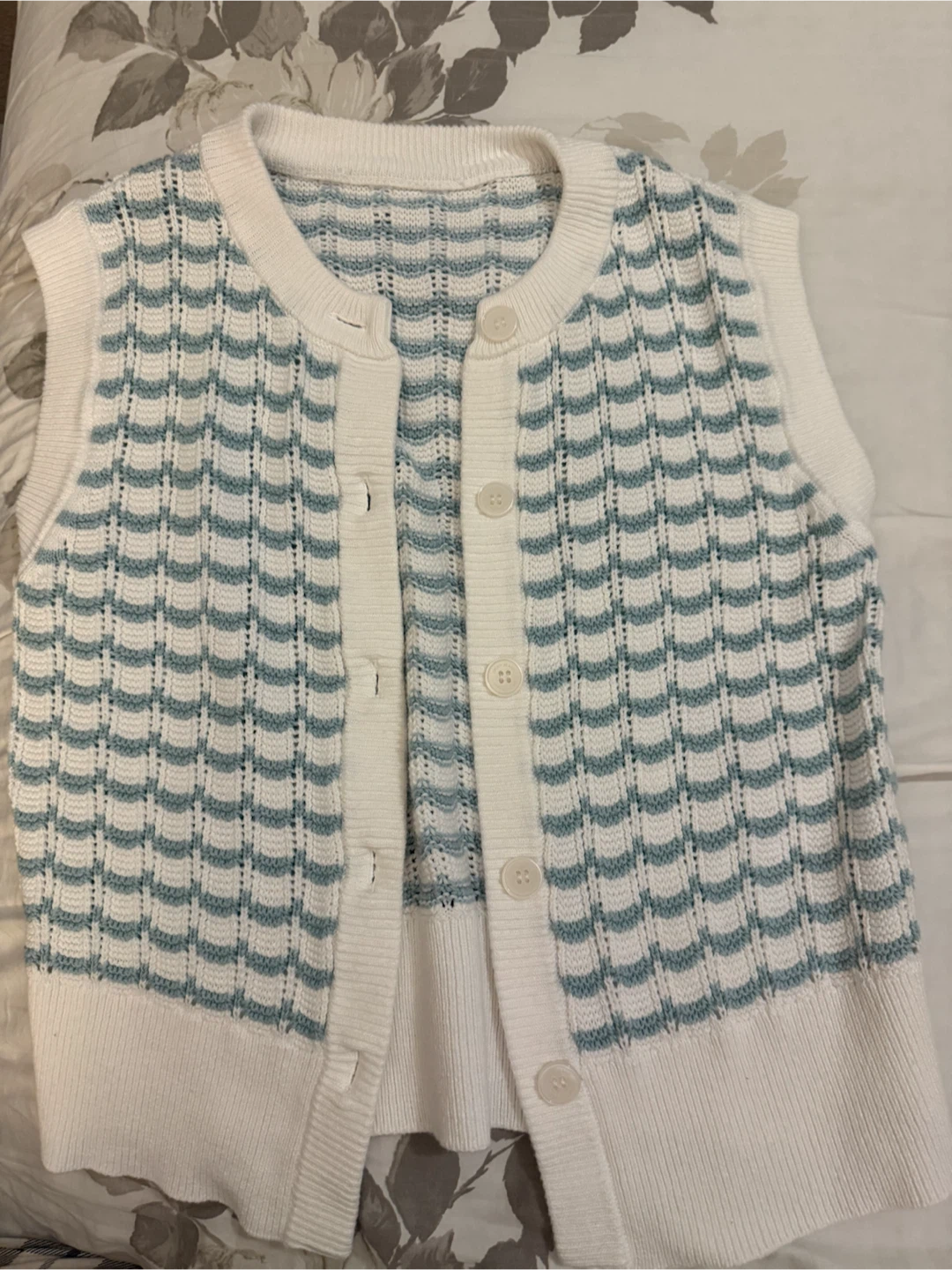 White and blue patterned knit vest - photo 2