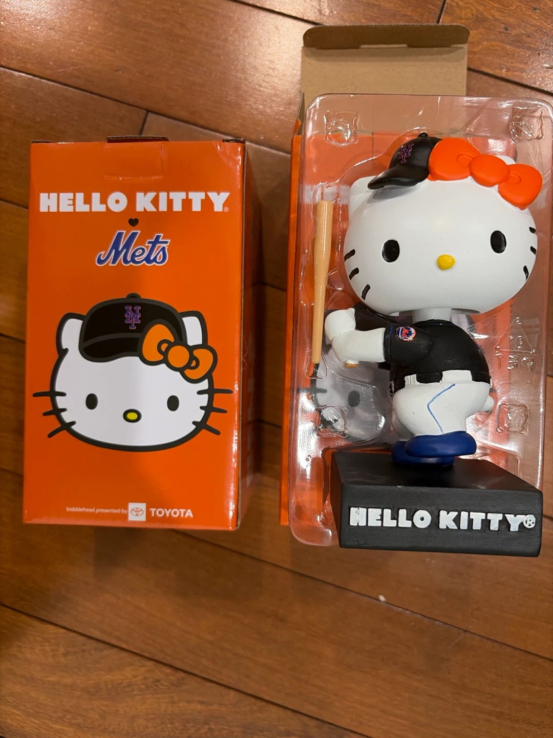 2x Hello Kitty New York Mets Baseball Player Bobblehead