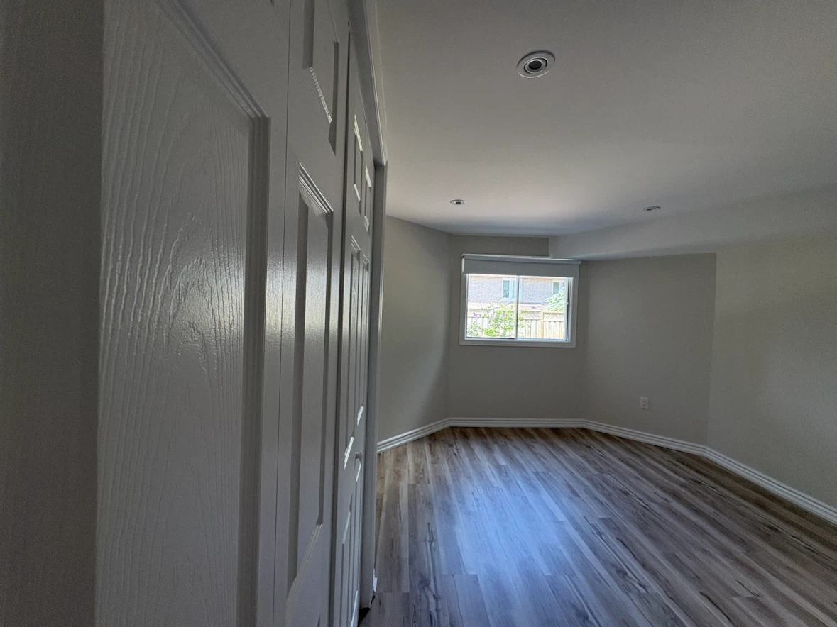 Basement (walk out) 2 Bedrooms +Den 1 Washroom - photo 5