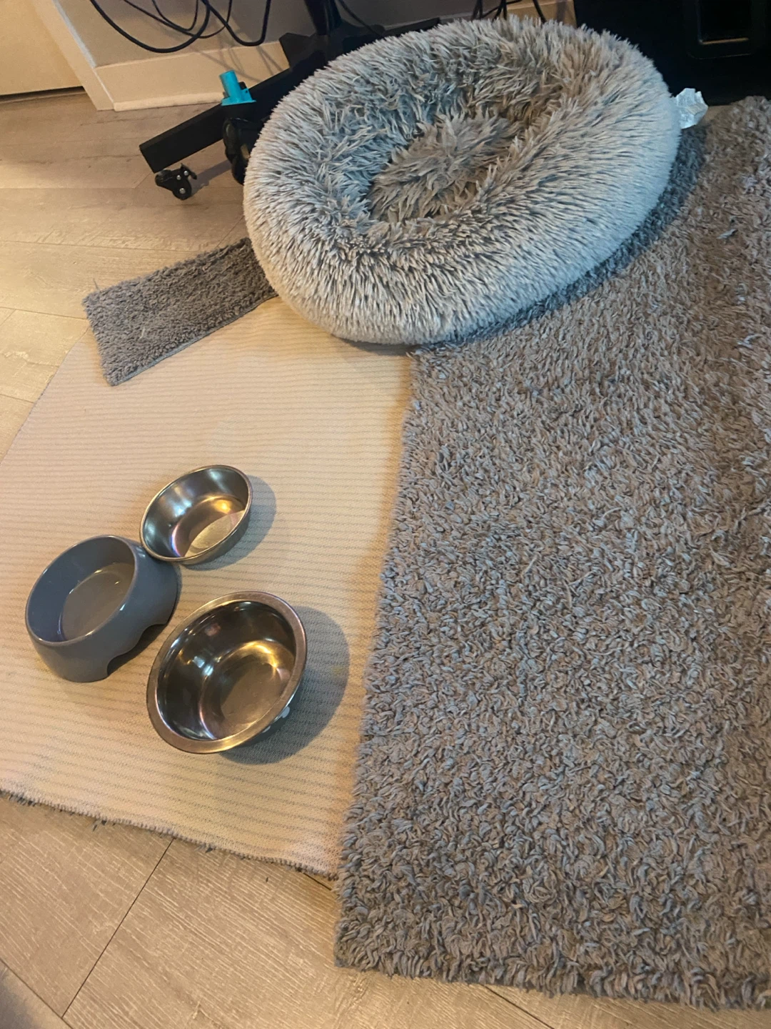Round Pet Bed + 59”×40” Carpet + 2 Stainless-Steel Bowls