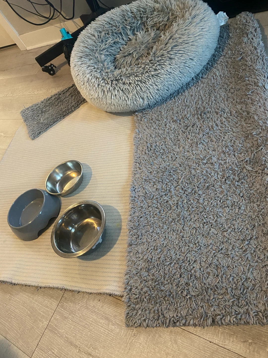 Round Pet Bed + 59”×40” Carpet + 2 Stainless-Steel Bowls - photo 2