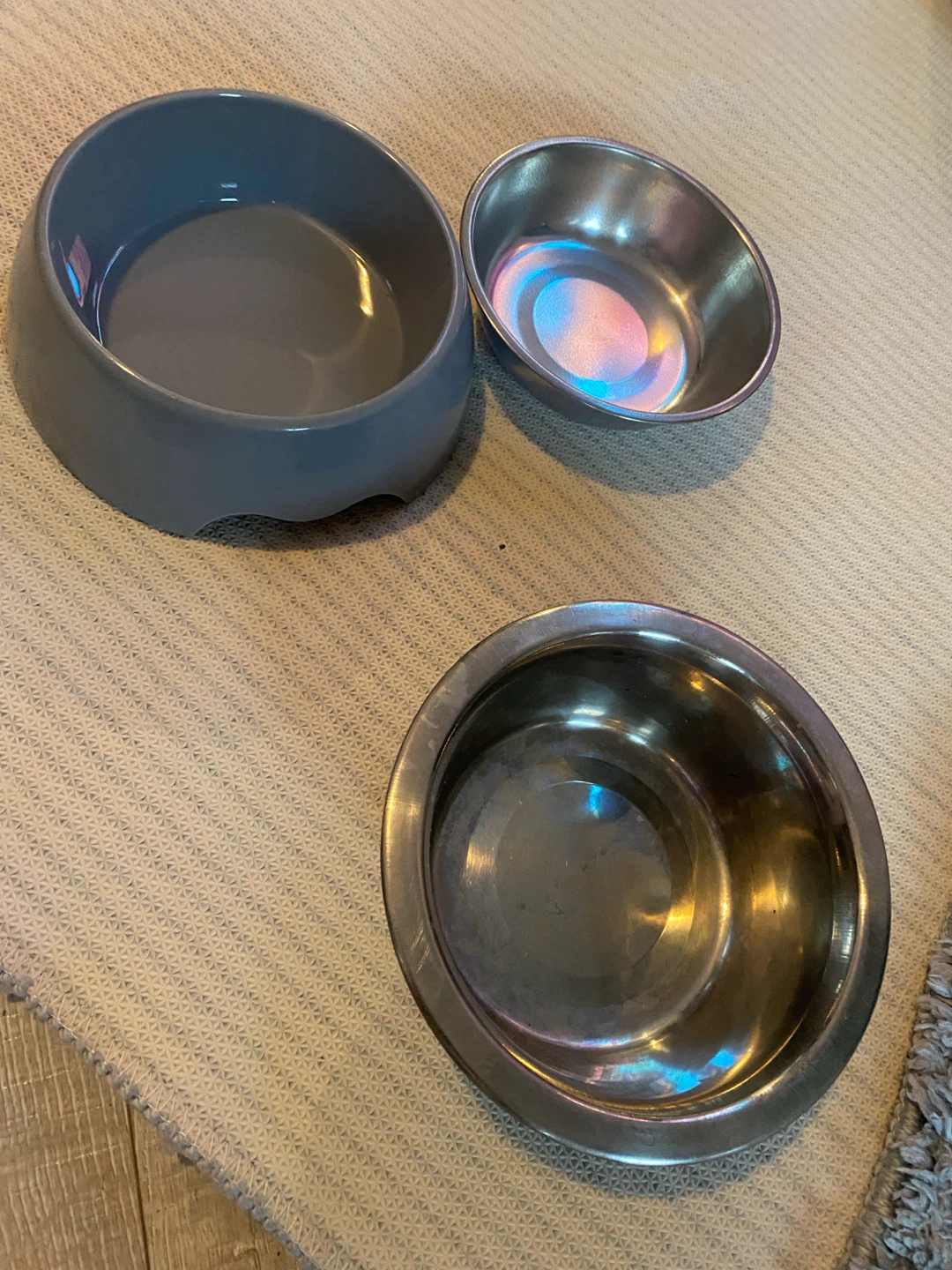 Round Pet Bed + 59”×40” Carpet + 2 Stainless-Steel Bowls - photo 3