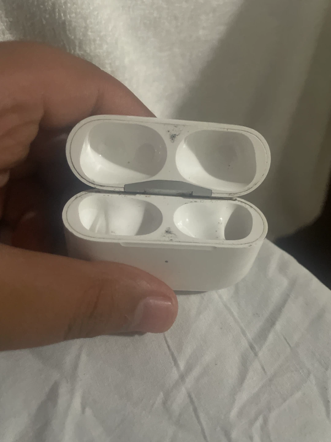 Apple AirPods Pro Charging Case - photo 2