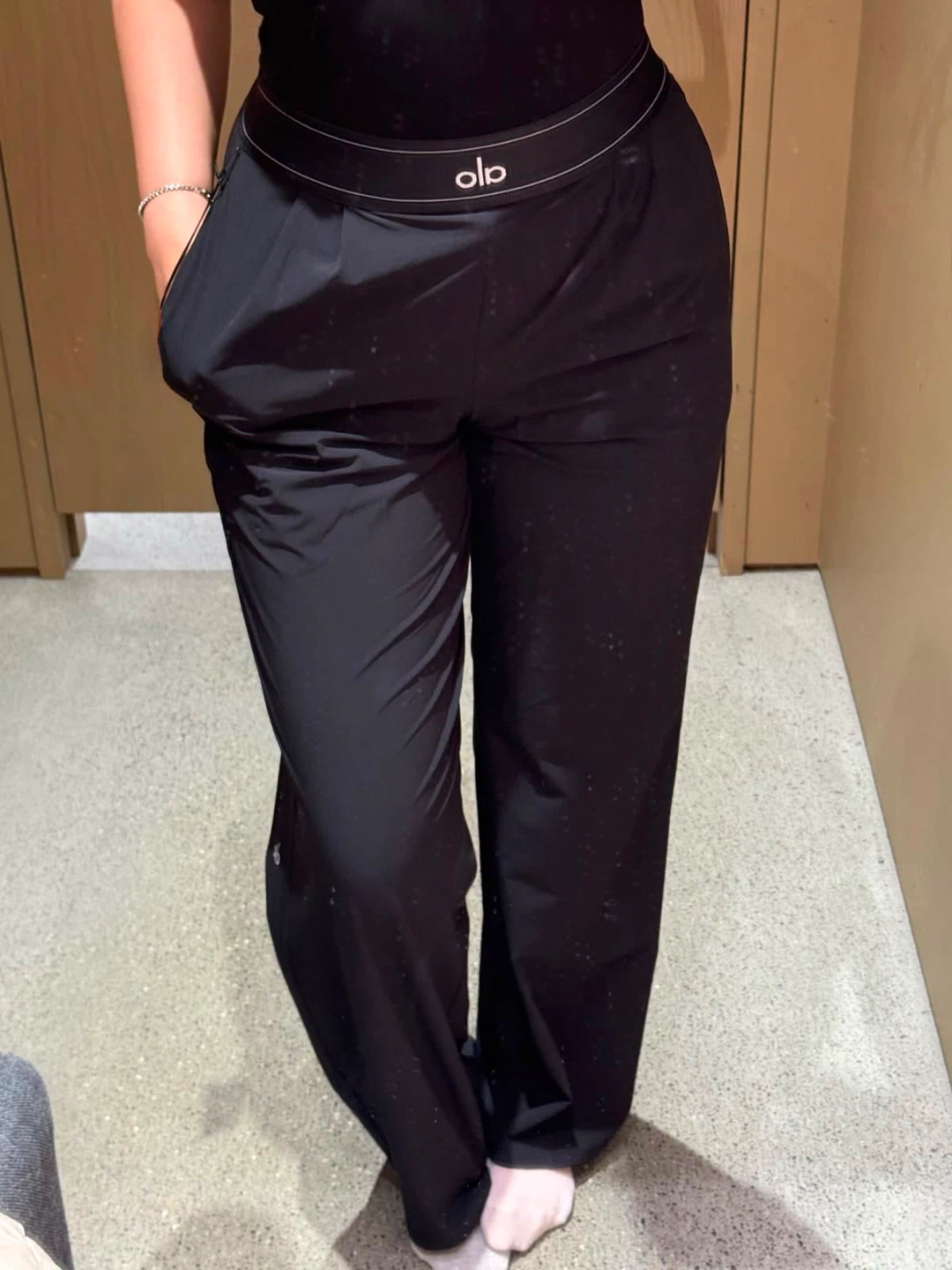 Alo Yoga Black Relaxed Fit Track Pants L