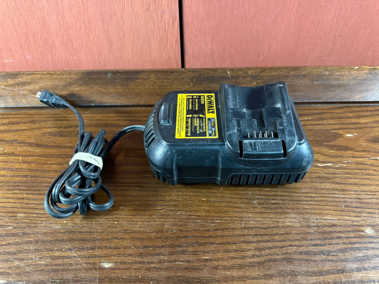 DeWalt DCB101  12V/20V MAX Lithium Ion Battery Charger