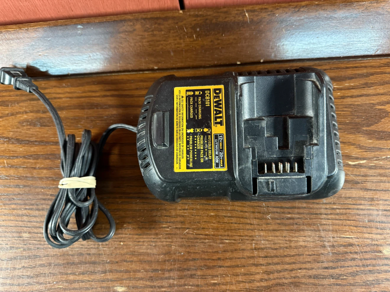 DeWalt DCB101  12V/20V MAX Lithium Ion Battery Charger - photo 2