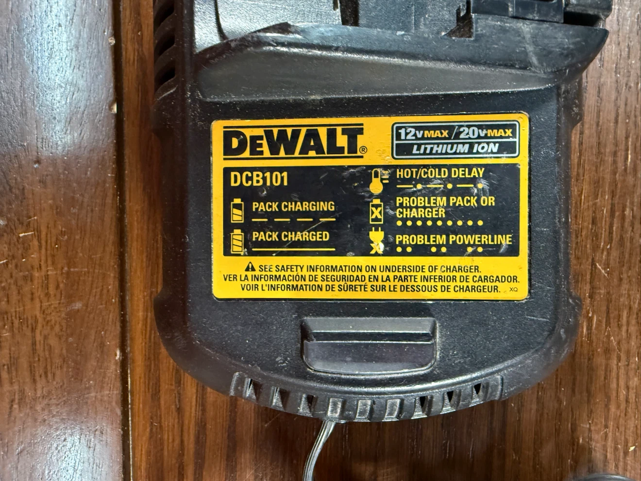 DeWalt DCB101  12V/20V MAX Lithium Ion Battery Charger - photo 3