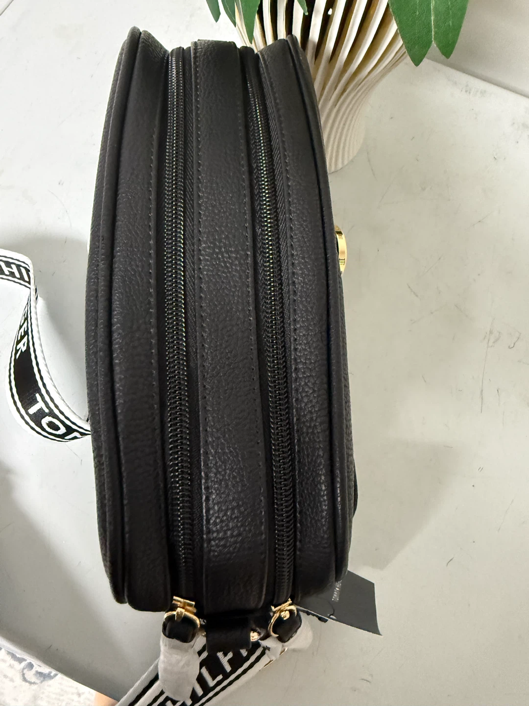 Tommy Hilfiger Black Pebble Leather Camera Bag - photo 3