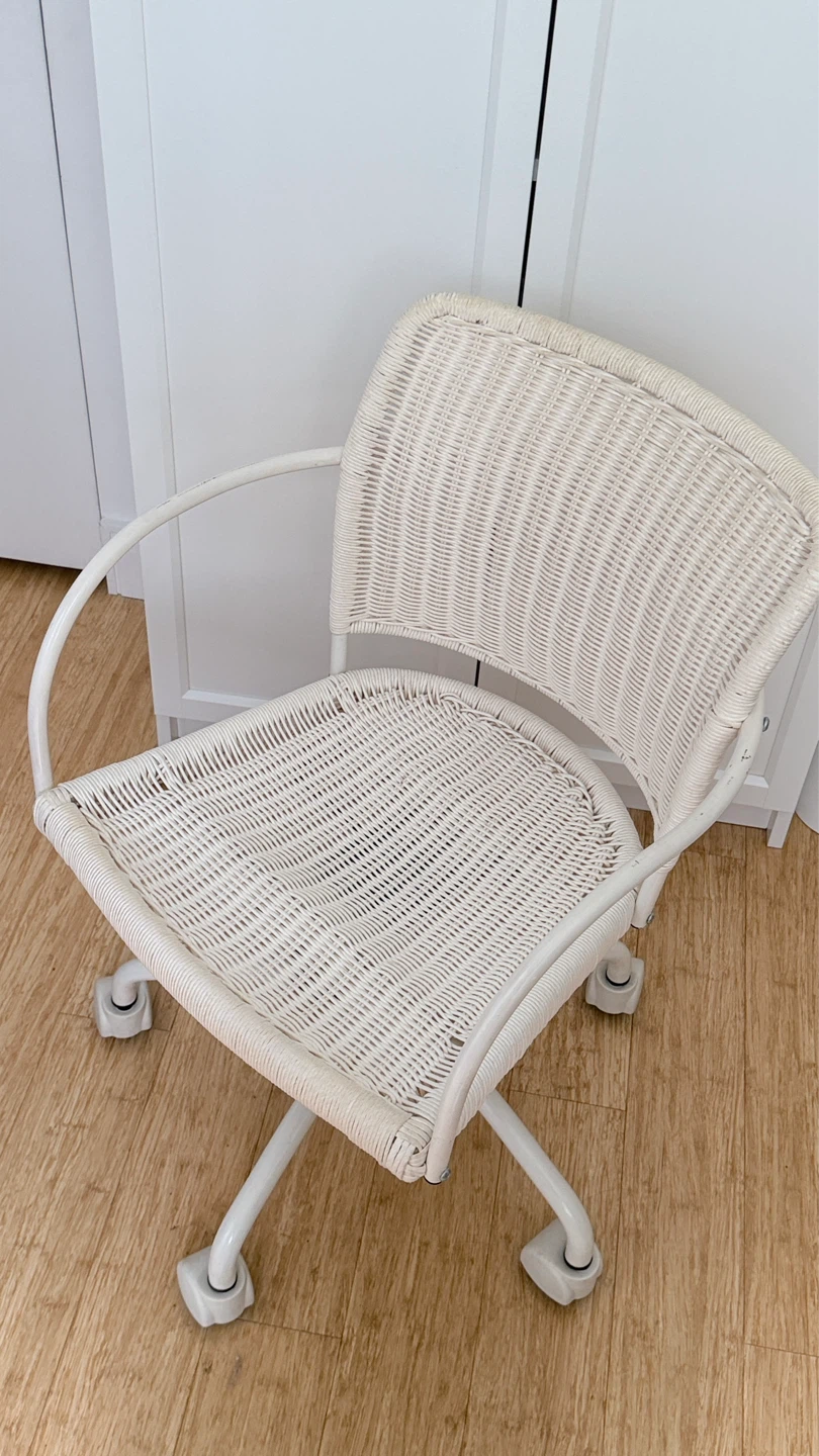 Ikea desk and chair - photo 3