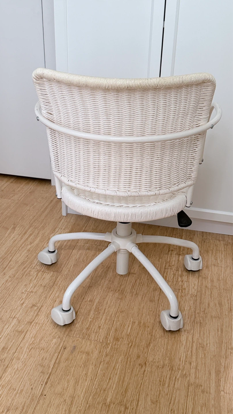 Ikea desk and chair - photo 4