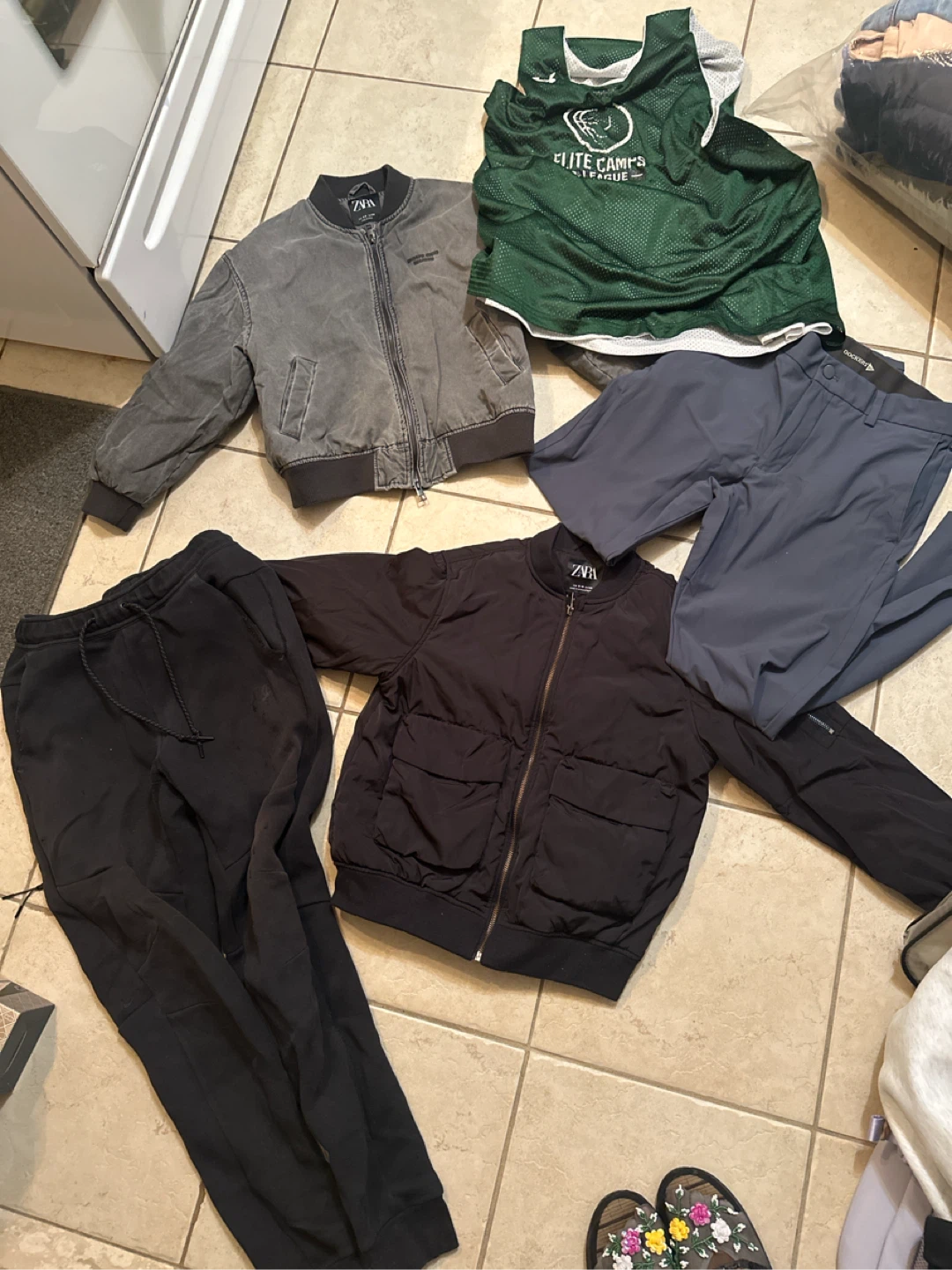 Must go 🖤 FREE: Bundle of Clothing men’s+kids