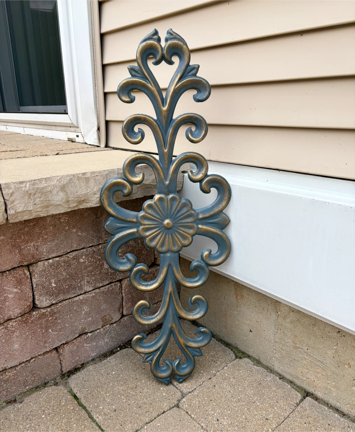 PRETTY METAL INDOOR/OUTDOOR WALL DECOR