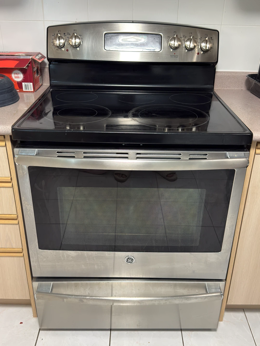 GE Electric Freestanding Range with Oven - photo 3
