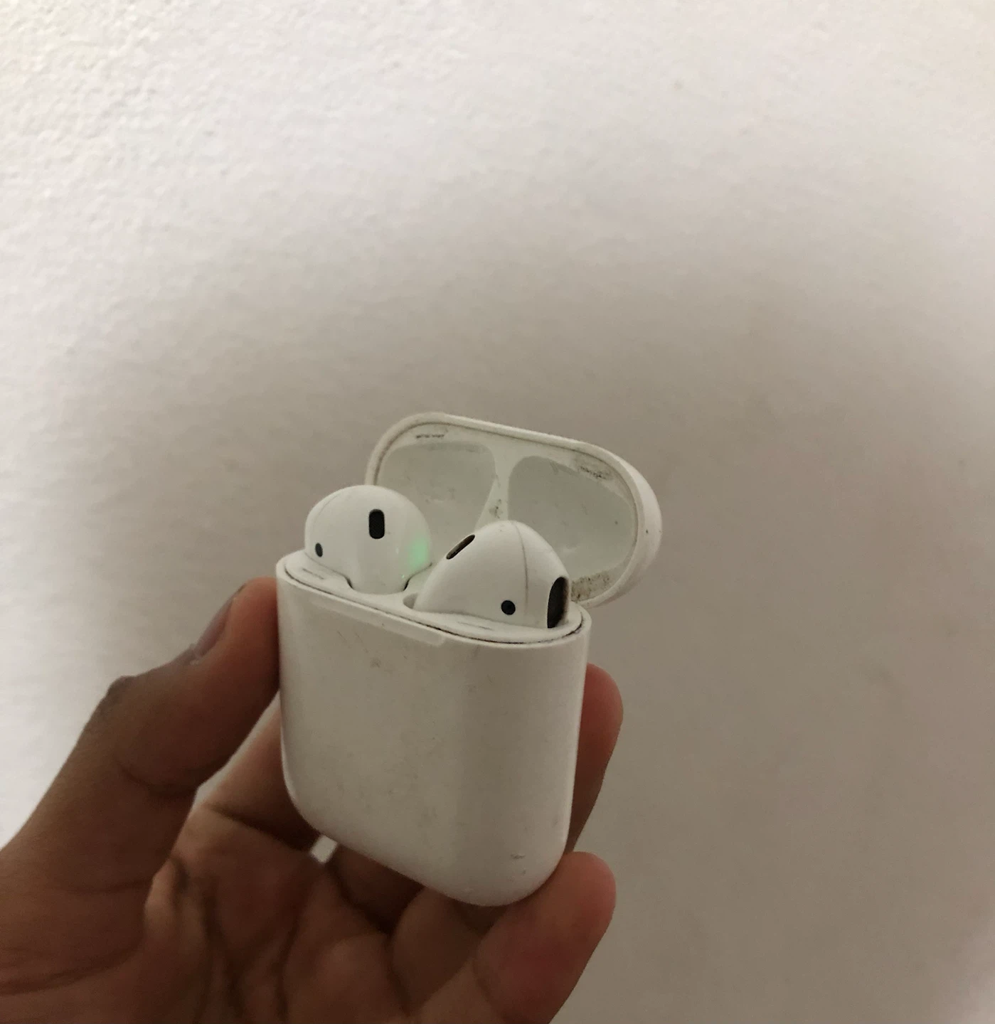 Apple AirPods with Charging Case (2nd Gen)