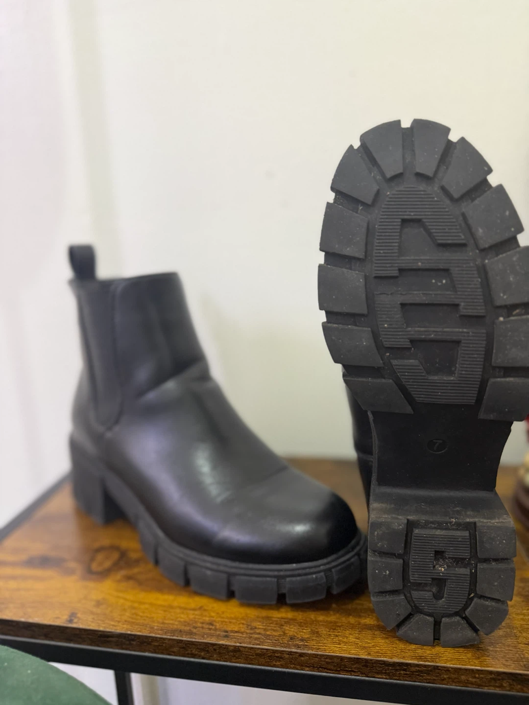 Black Chelsea Boots Size 7 - photo 4