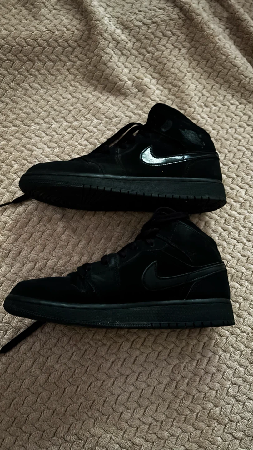 Men’s Black Nike Air Jordan 1 Mid Sneakers