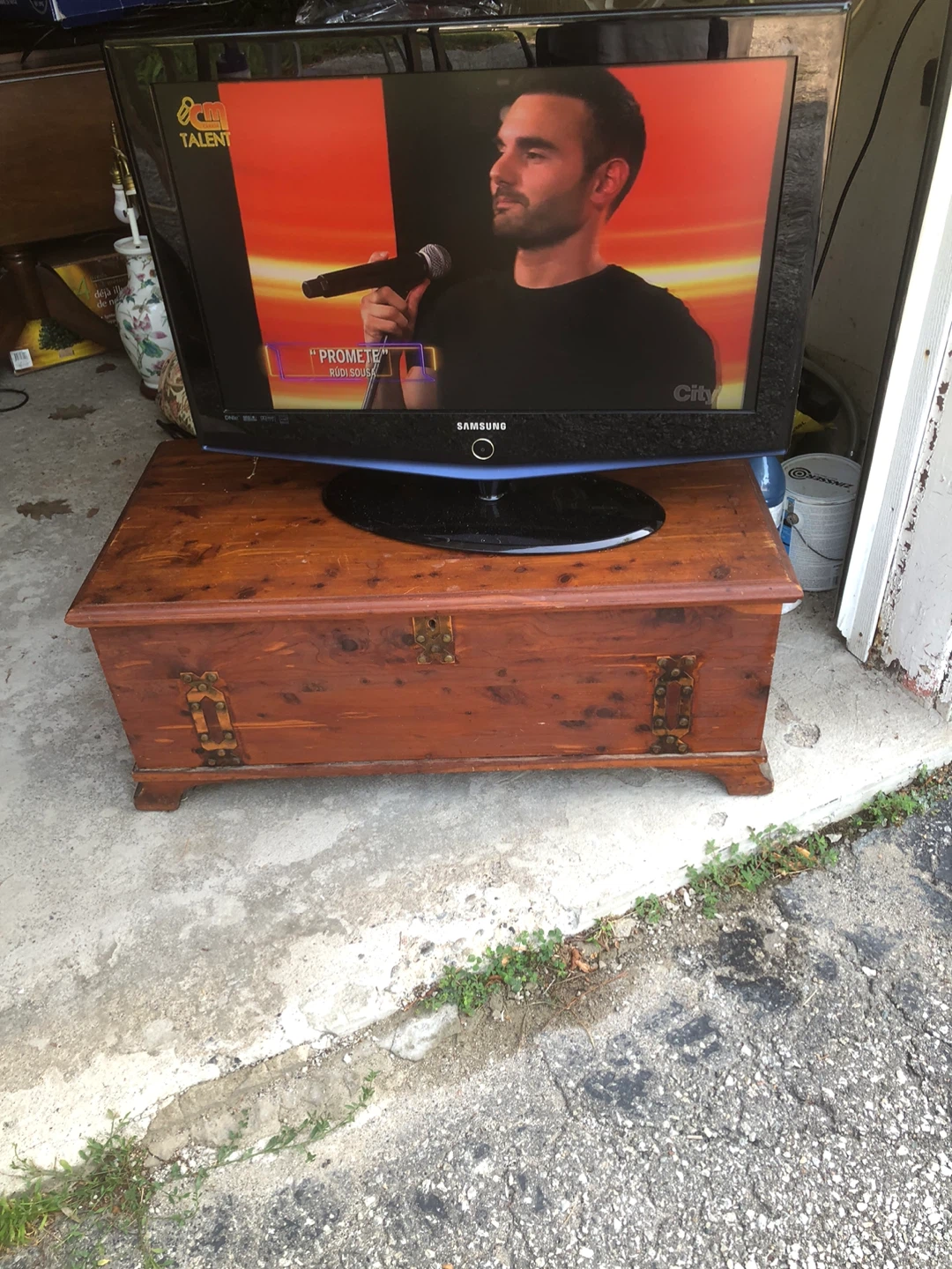 Samsung 32" LCD TV
