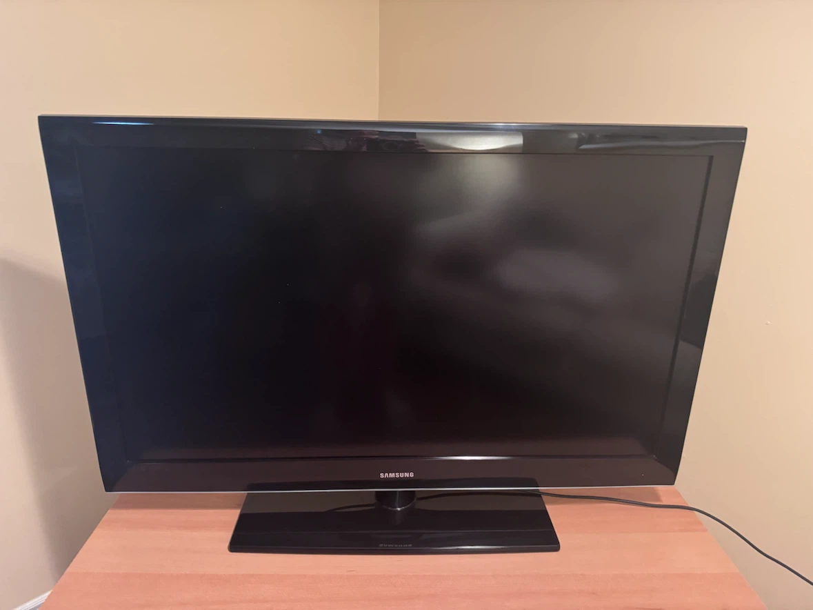 Samsung Flat Screen TV , 46 inch , no remote