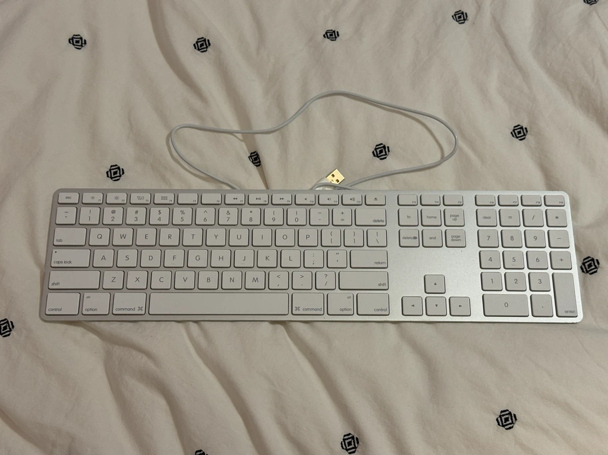 FULLY FUNCTIONING Apple Wired Keyboard with number pad