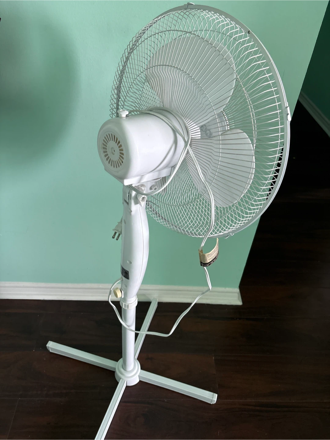 Go On 16-Inch Oscillating Pedestal Fan - White (Good Condition) - photo 3