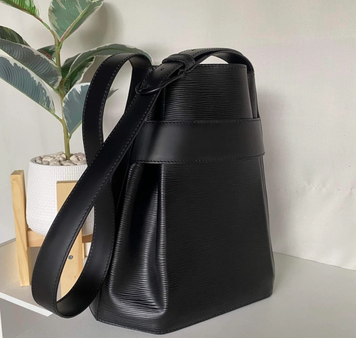 Louis Vuitton Epi Leather Pochette Vestiaire Bag Black - photo 2