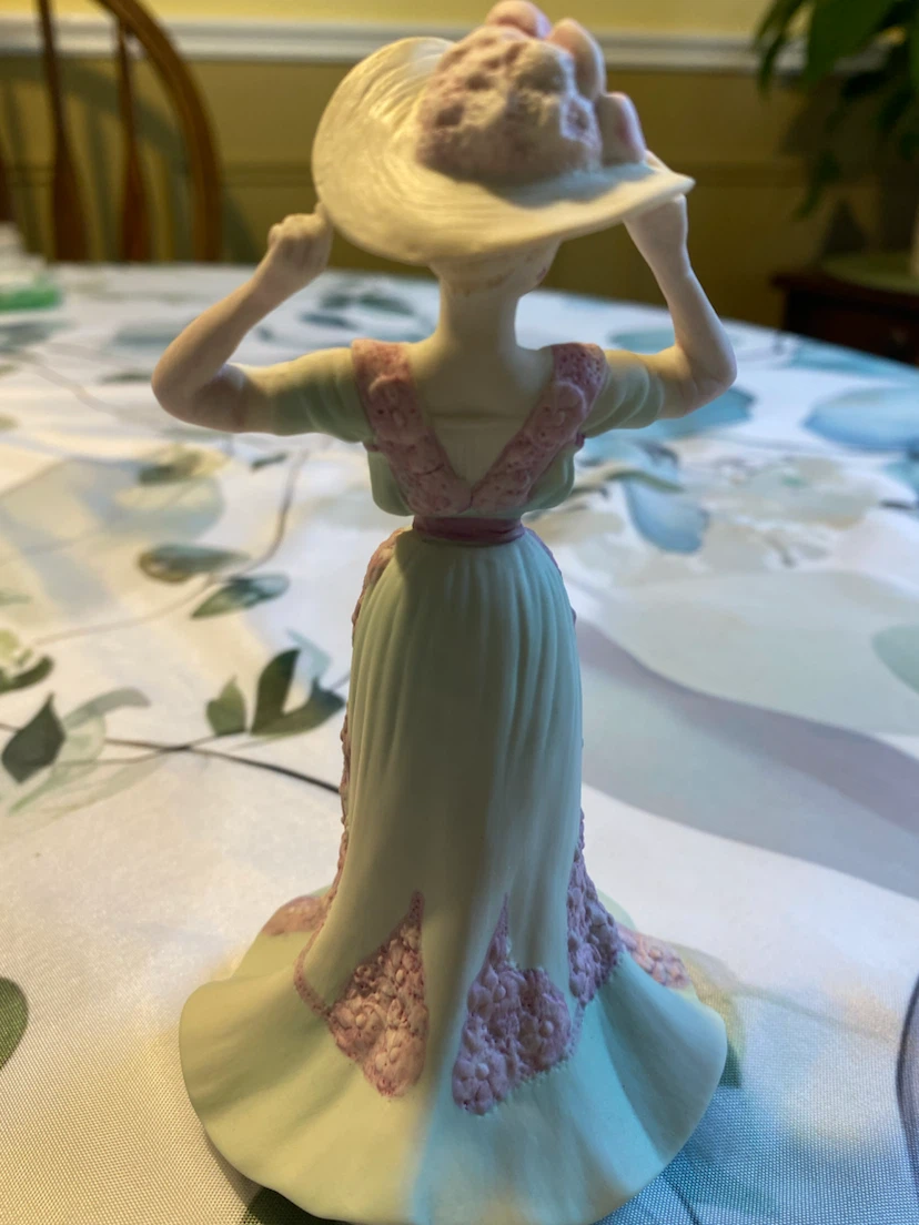Coalport Beau Monde Rose Figurine - photo 2