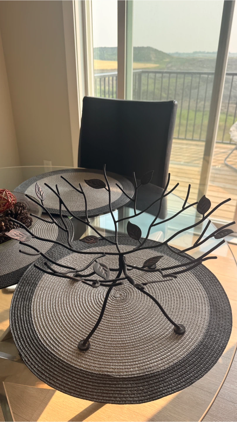 Decorative Metal Fruit Bowl with Leaf Design
