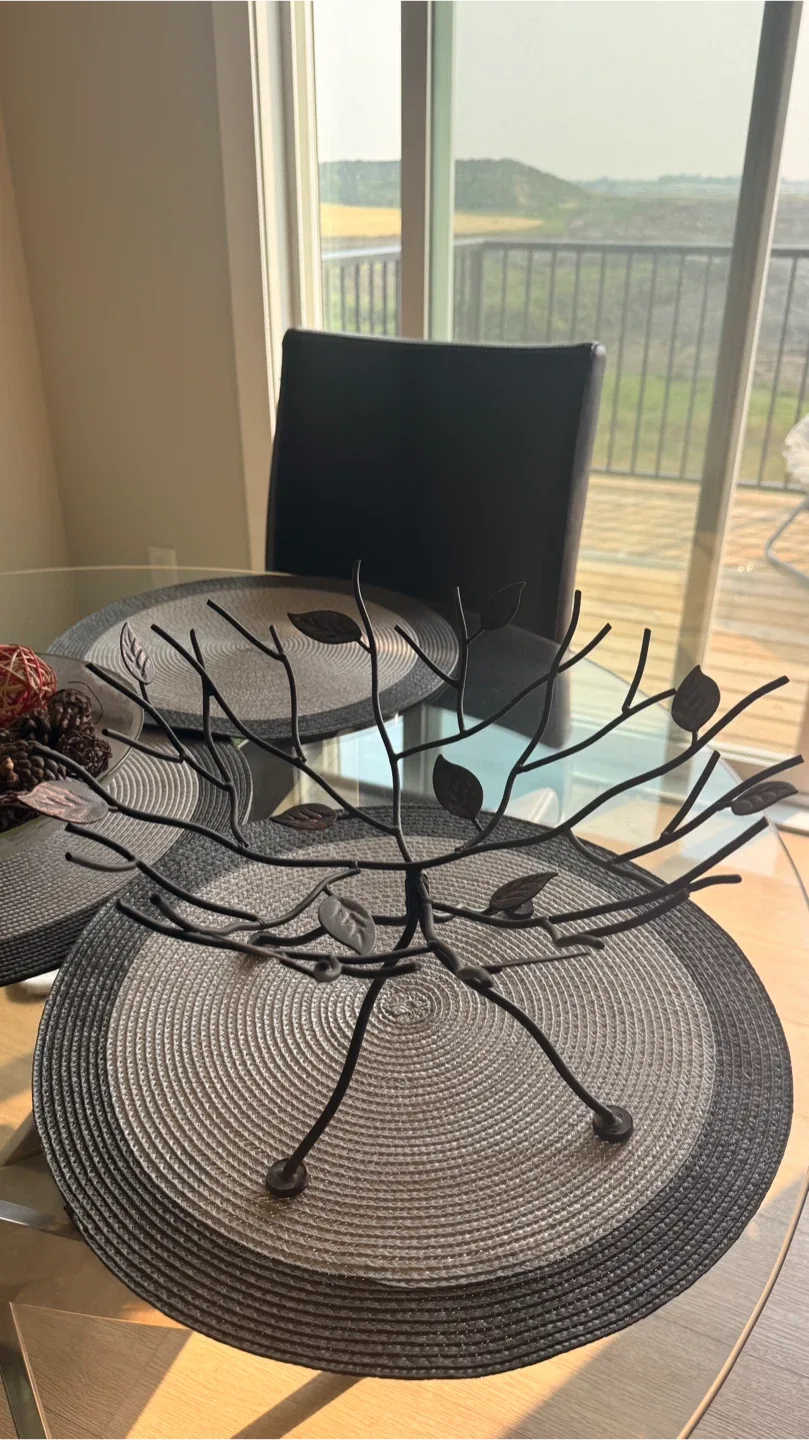 Decorative Metal Fruit Bowl with Leaf Design